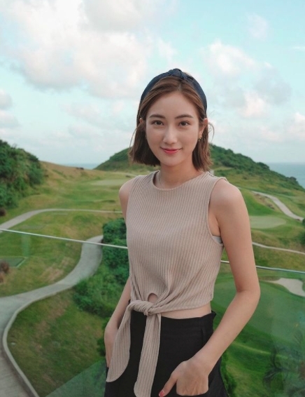 蔡嘉欣與ibanker男友二人甜蜜地同坐在大片草地,望向無敵大海景。