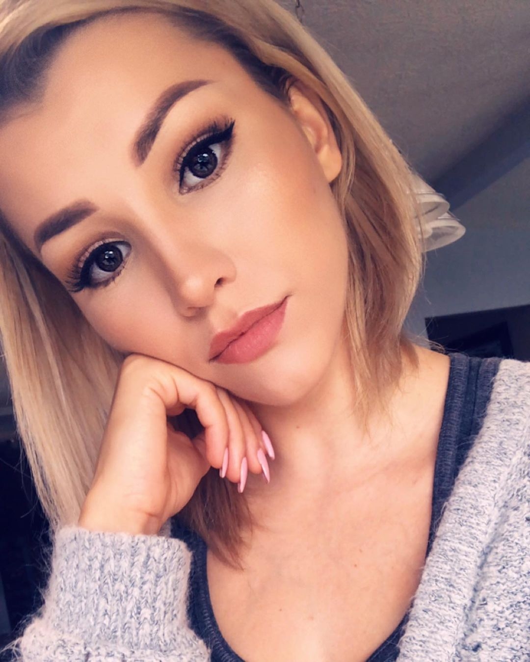 近日就有一位外國女網民 Melina 分享自己4年前飄眉的慘痛經歷,她指自己眉頭天生比較稀疏,而自己亦因為想節省化妝的時間,所以毅然決定飄眉!