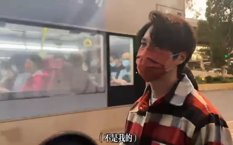 胡鴻鈞後來才驚覺其實應援巴士早已到達,不過應援橫額只得單邊