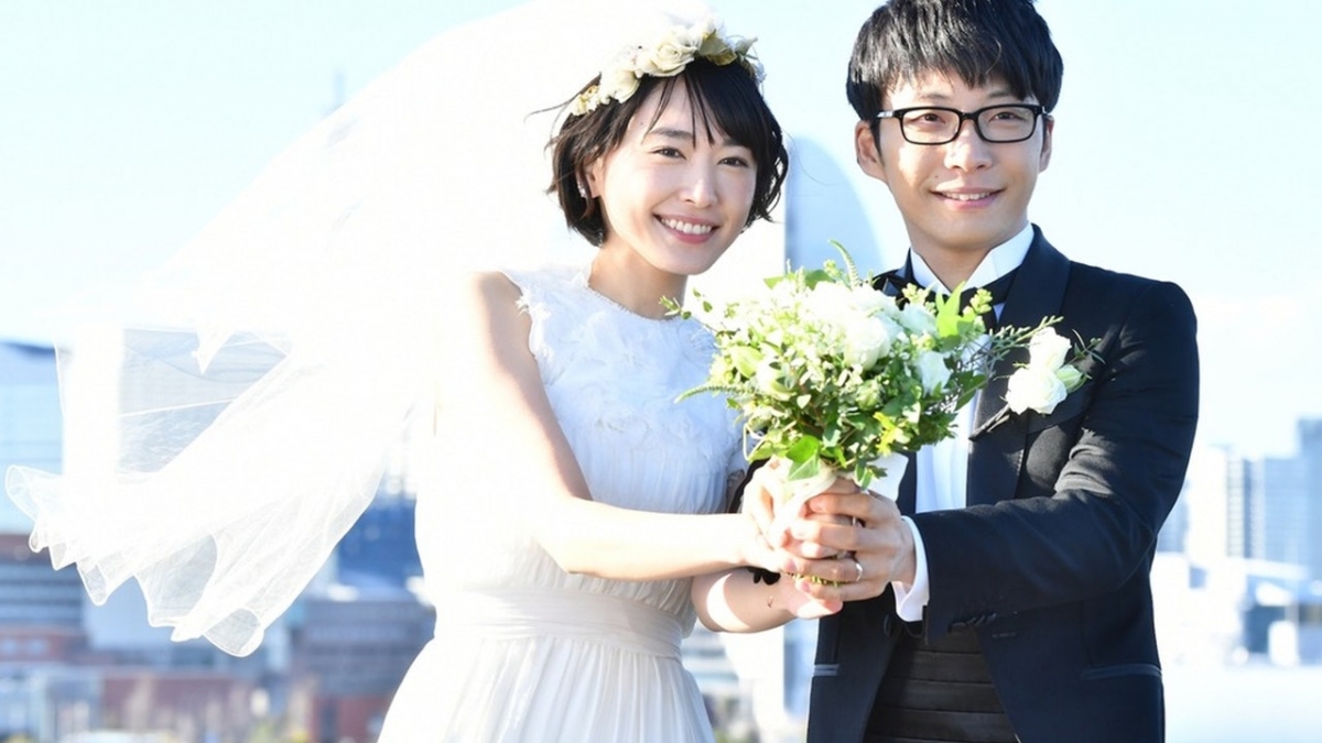 日本被封「國民老婆」的新垣結衣自年中放出震撼彈,宣佈與歌手星野源結婚