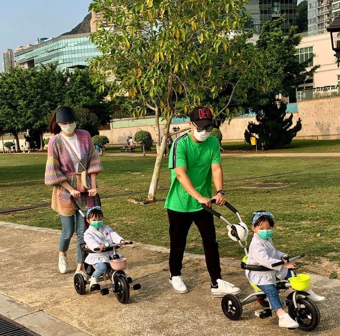 熊黛林一家四口非常幸福
