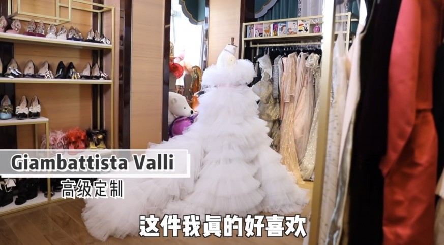 余晚晚Wendy豪宅的衣帽間亦有各式各樣來自頂尖設計師的訂製禮服