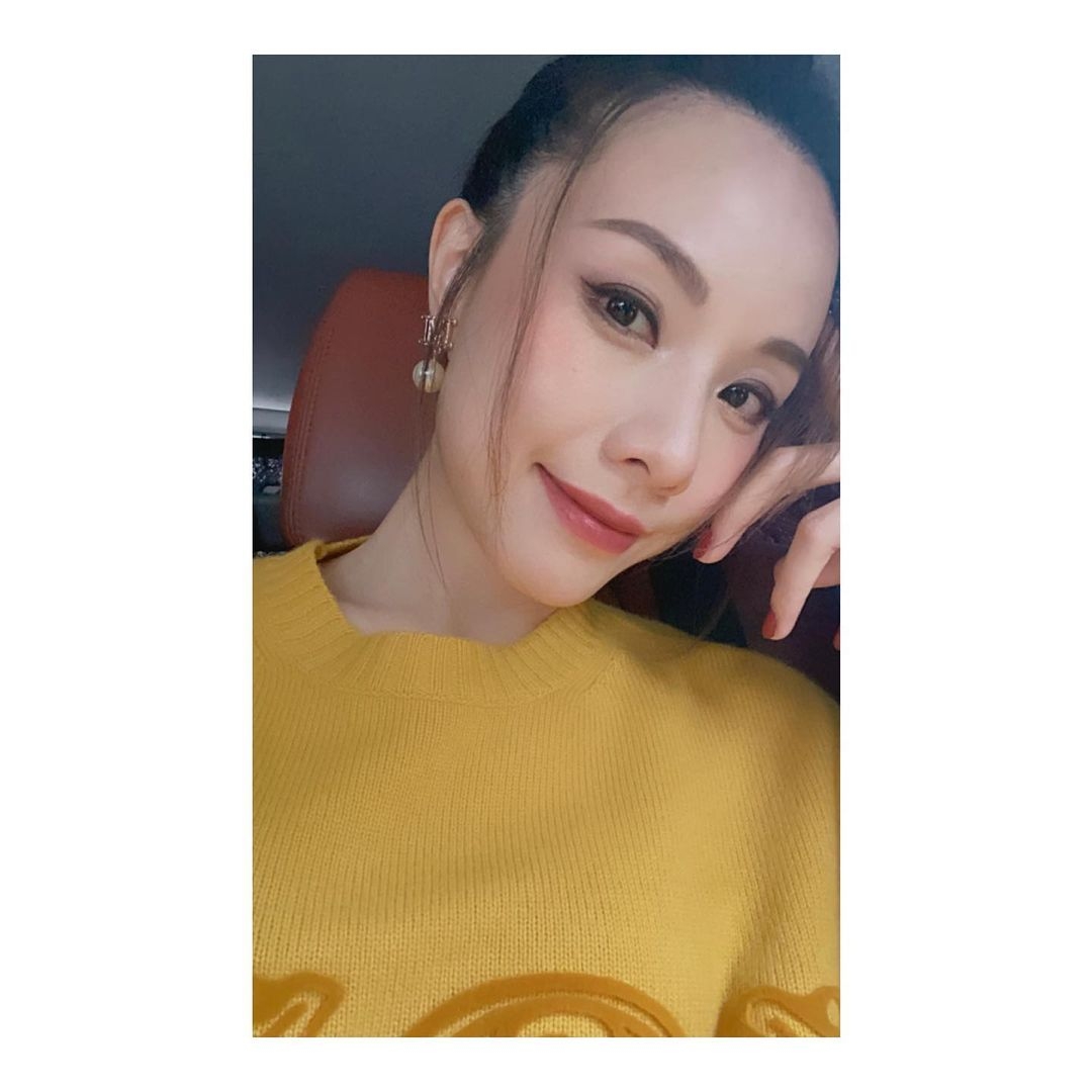 不過,在照片中的 Stephy 今次的妝容就明顯比以往重手得多,不但化上濃郁的煙燻眼妝,更配上FULL LIP 唇妝,與 Stephy 一向的清新自然造型完全不同,好有新鮮感啊!