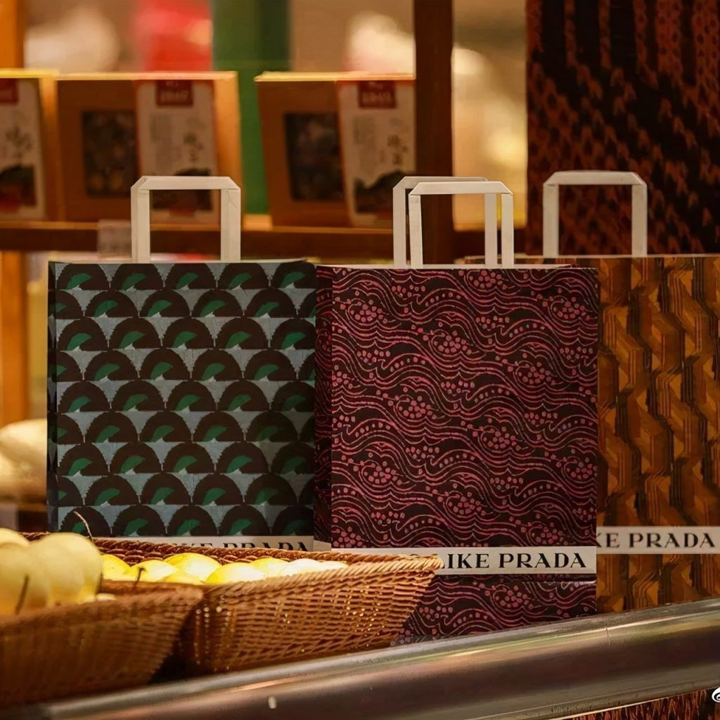 凡在街市購物滿 20元人民幣,更會奉送精美的 Prada 紙袋一個