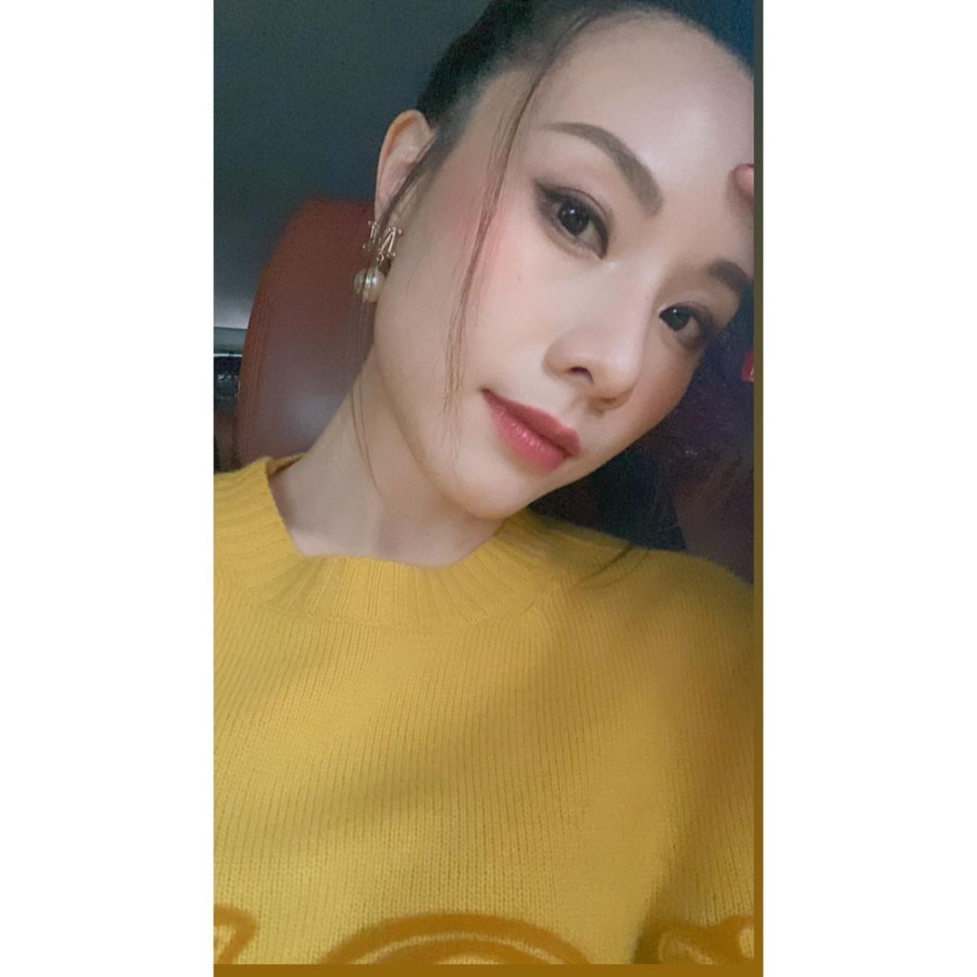 今日趁著打風天,Stephy 就發佈了一張於8號風球前夕、出席活動後的自拍照,並呼籲粉絲回家要注意安全!