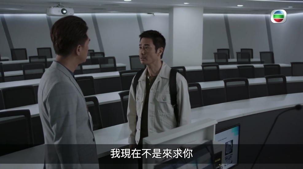 《星空下的仁醫》故事講述兒科專科實習醫生況叢昕(馬國明飾)與許甘楓(鄭嘉穎飾)本來情同手足,