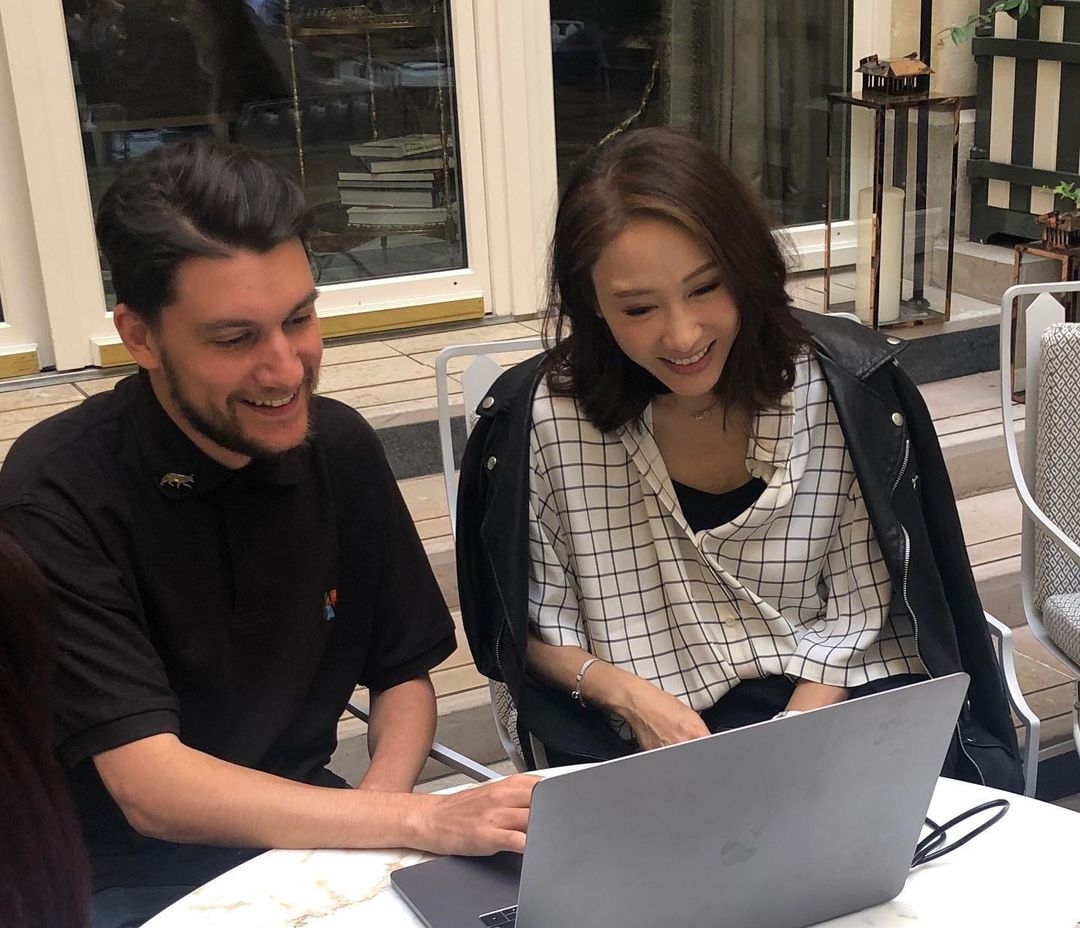 而這位朋友在大學更是雙主修媒體,以及西班牙語,讀書時亦有自學日語、英文,因為她相信「當她能力好一點,就能自身發光!」