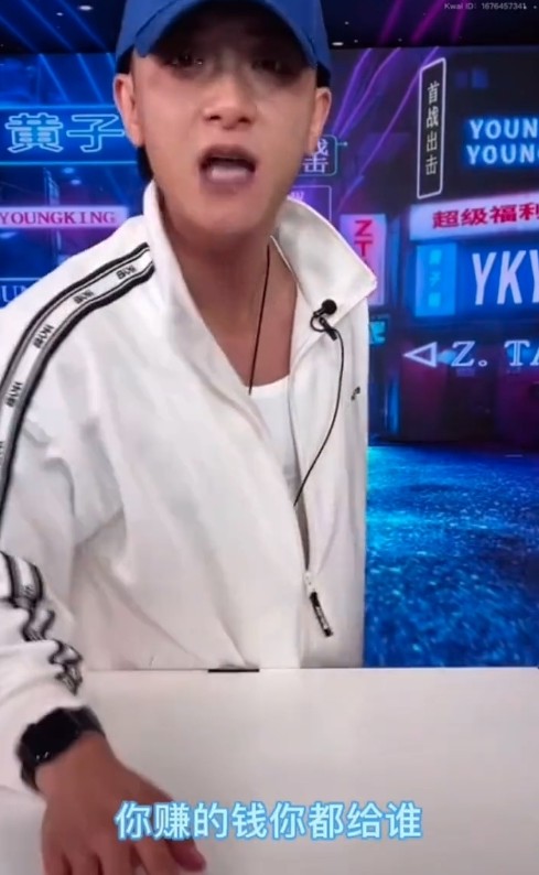 黃子韜又指自己在河南水災時,不惜將自己品牌的衣服全數下架捐出