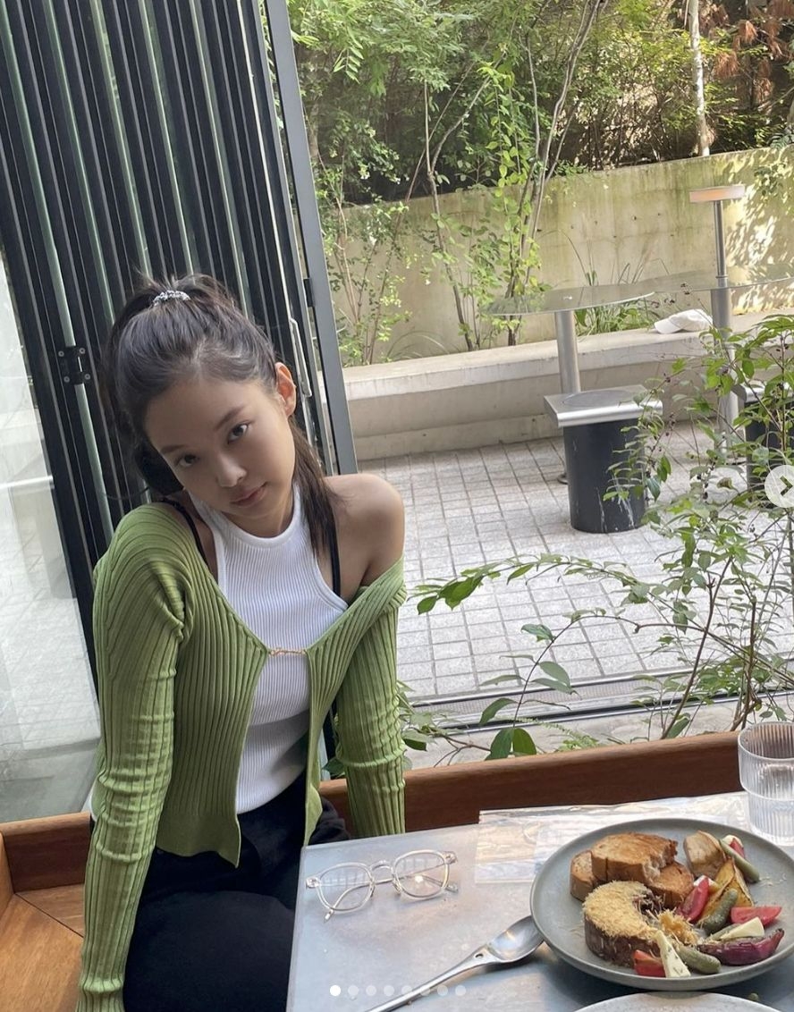Jennie 日常的穿搭一向也被讚很有品味,也能突出她的個人風格