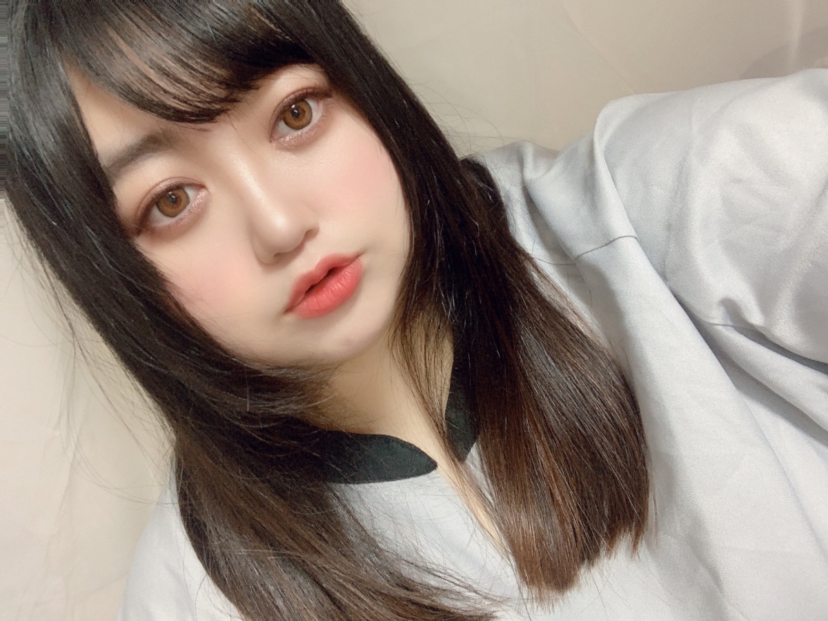 肉肉女生其實並不是橋本環奈本人,引起熱話的這位「棉花糖女生」えみっくす(Emix)是一位素人網紅