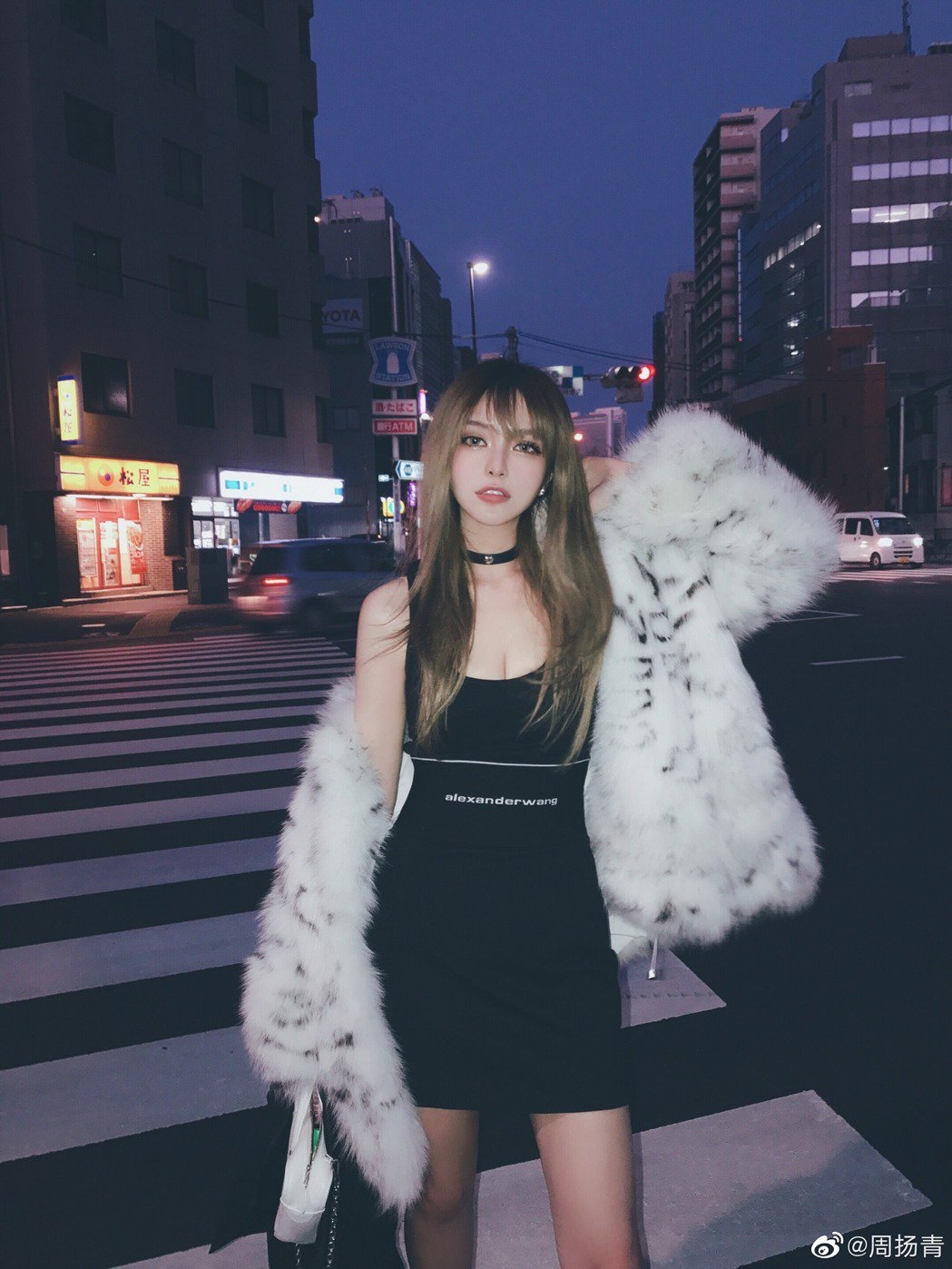 不少網民都認為這次周揚青突然又以短髮造型示人,擔心她再因為這次的分手受情傷