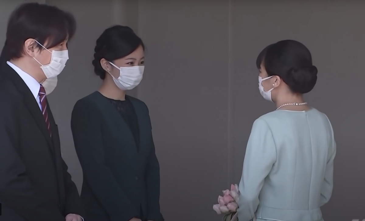真子公主向父母鞠躬道別,妹妹佳子公主最後難掩悲傷