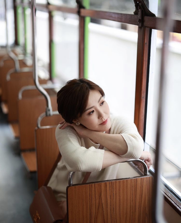 現年31歲的Moon於2018年與藝人出海船P時被爆與「巨聲幫」周志文懷疑在浮床上激吻!