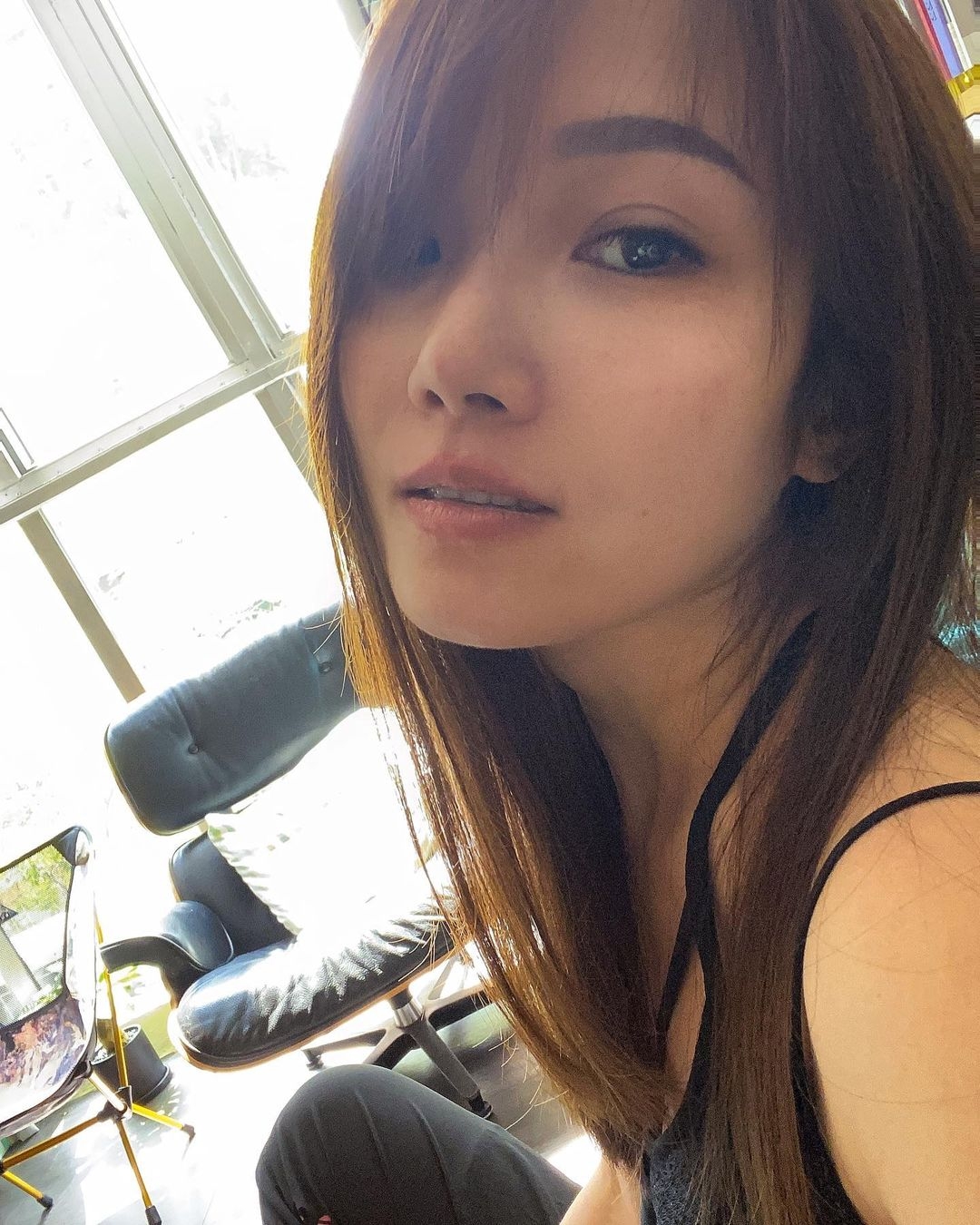 有消息指,女方比柳俊江年輕10年,風格亦相當性感豔麗,與柳俊江前妻雷康怡的風格截然不同!