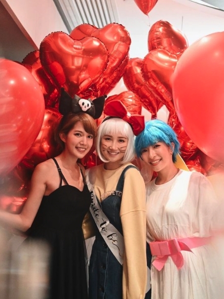 由前隊員陳葦璇透露她將要結婚的消息。她們連同前隊員蘇皓兒裝扮成卡通人物
