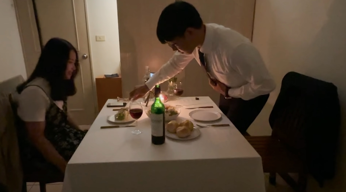 男友忙碌地為他逐道菜上,全因除了沙律和麵包外所有食物都是由他煮的,