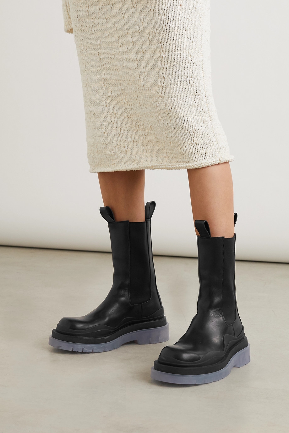 來到冬季,一定少不了靴子的穿搭,展現出修長的腿部比例。