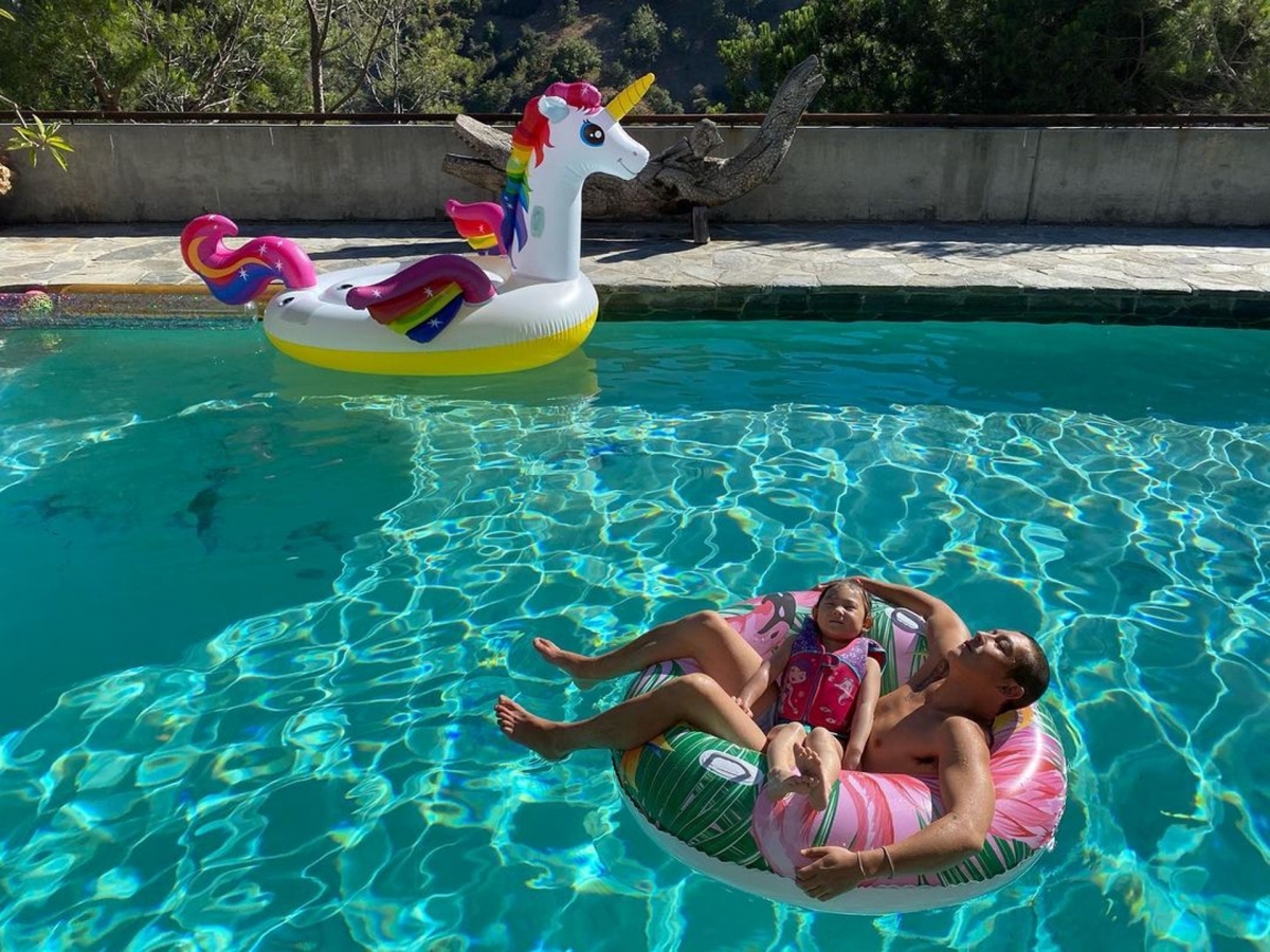 陳冠希豪宅在池邊對出的風景則是一望無際的天空和林景海景
