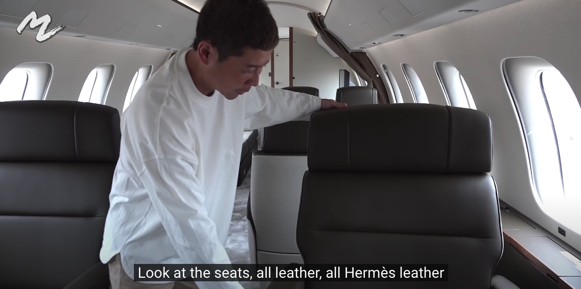 前澤友作的私人飛機外貌為黑白色而且印上了他的logo,內籠是由名牌 Hermès 製造