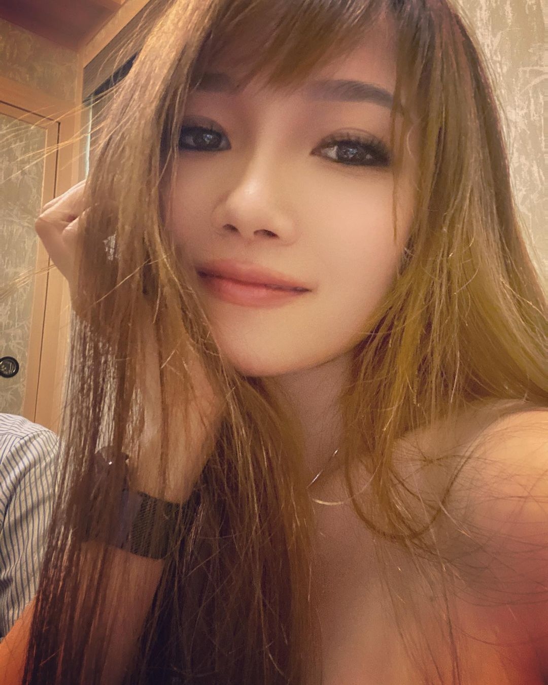 雖然該女子於合照中戴著口罩,不過眼利網民很快就洞悉到原來柳爺的新女友原來正正是香港女子跳高運動員楊文蔚的經理人Grace Mak!