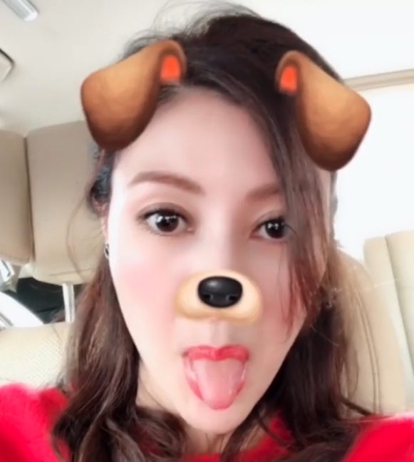 李嘉欣閒時都會學時下年輕人一樣玩起美顏濾鏡。起初她跟上熱潮玩「扮動物」的濾鏡