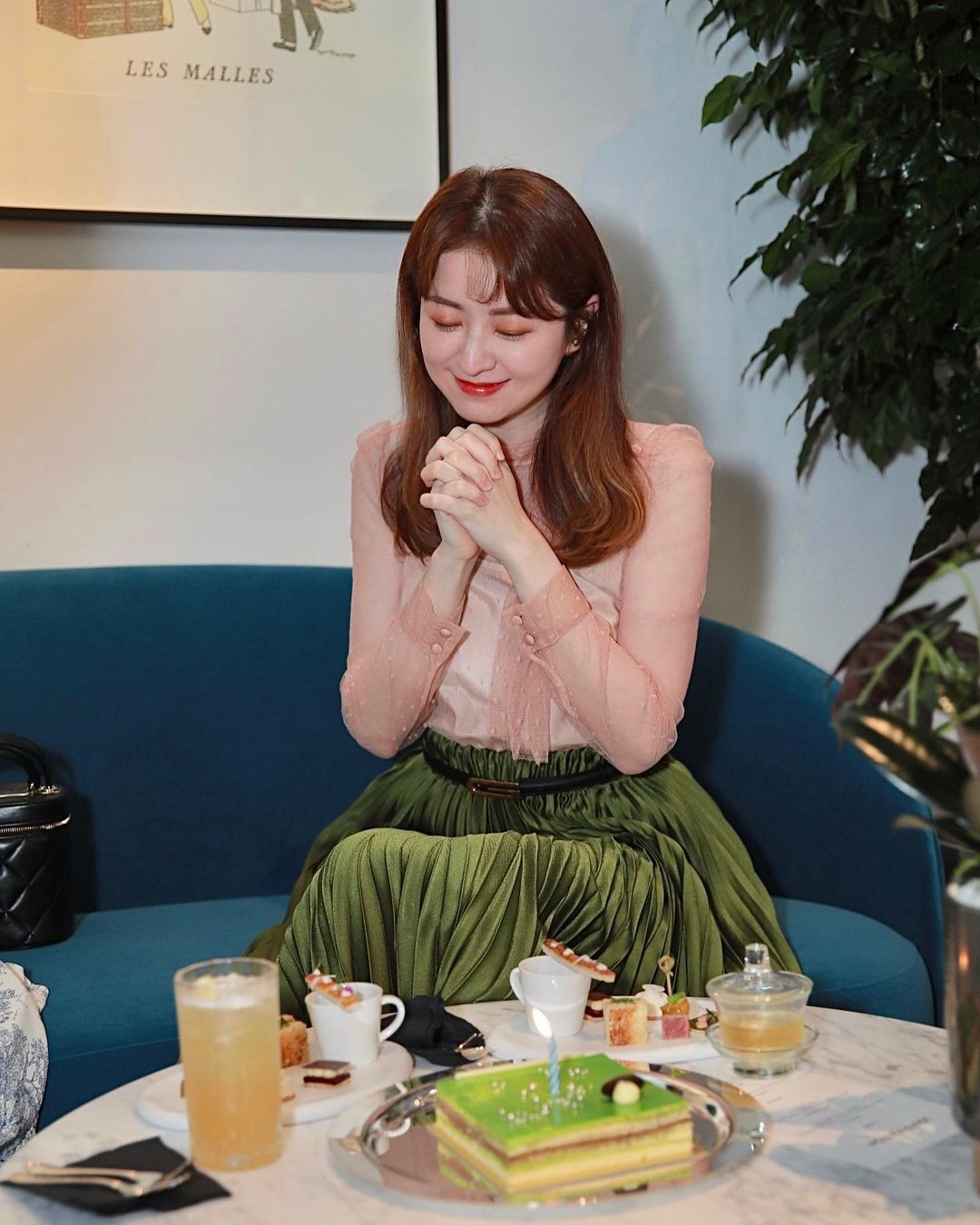 徐淑敏手挽CHANEL化妝箱手袋、及穿載 GUCCI 的皮帶出席LV活動
