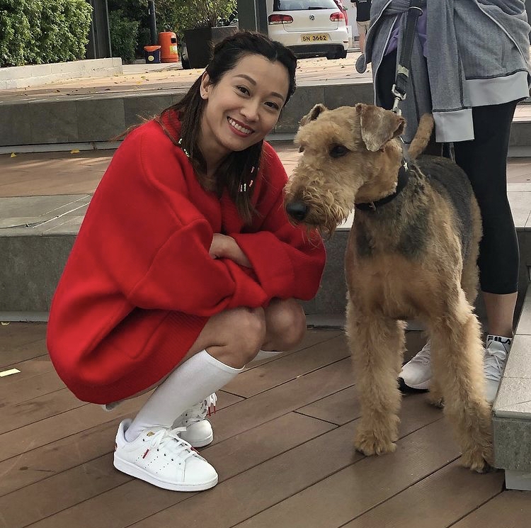 蓋世寶自小在屋邨長大,四兄弟姊妹由單親媽媽養大