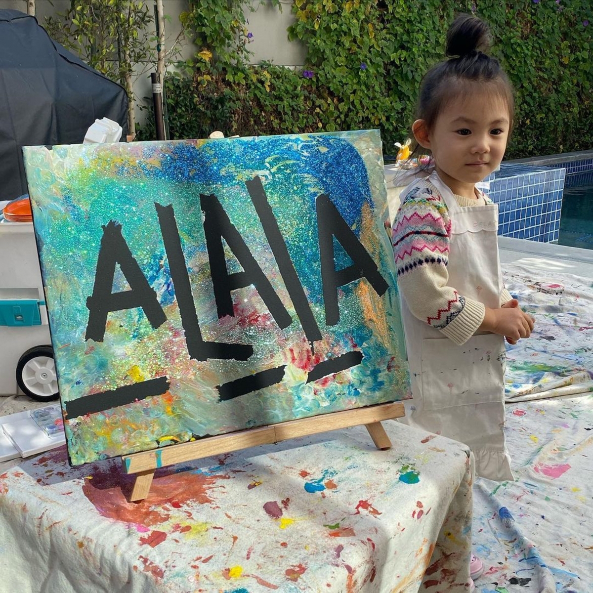 4千呎豪宅容許 Alaia 在池邊開設小畫室，更有玩具車和滑板車可到戶外遊玩