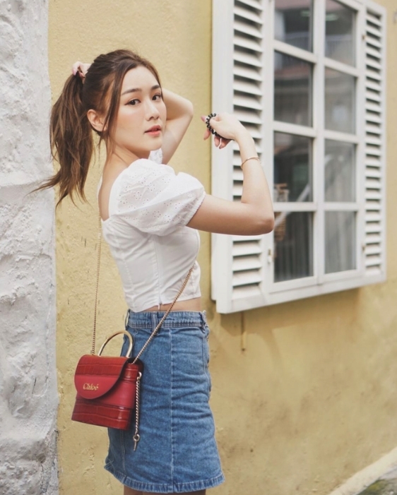 準人妻陳詩欣就以青春款式 Chloé 手袋出戰