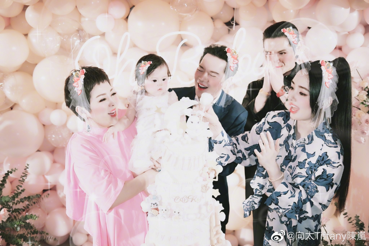 向佐於2019年跟台灣女星郭碧婷結婚,翌年就火速誕下女兒「小奶皇」向芷~
