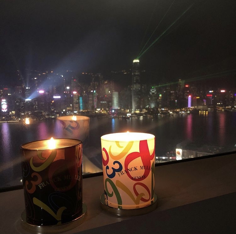 郭可盈在窗台放上蠟燭,凝望維港的「幻彩詠香江」匯演,充滿節日氣氛!