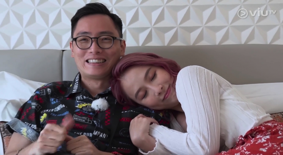 結婚10年的人夫Sam就被節目組形容與PTGF Angus似「父女」,甚至更安排到廟宇拜神,相當惹笑!