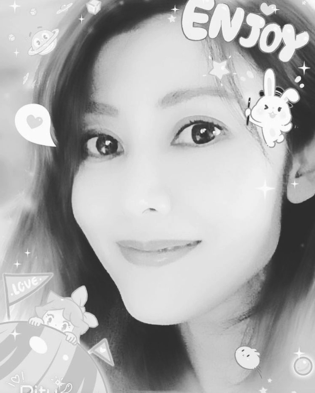 李嘉欣熱愛美顏相機的磨皮功能,令她的臉變得模糊不清