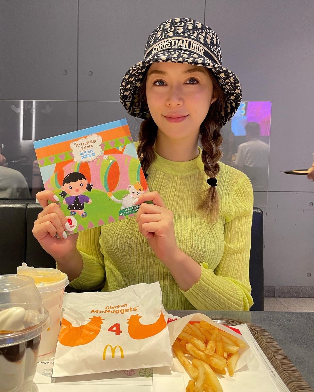 樓主更形容她「穿著一點都不暴露但卻帶點小性感氣質」,如貼身剪裁的連身裙,露出若隱若現的鎖骨等,大家可以參考一下!