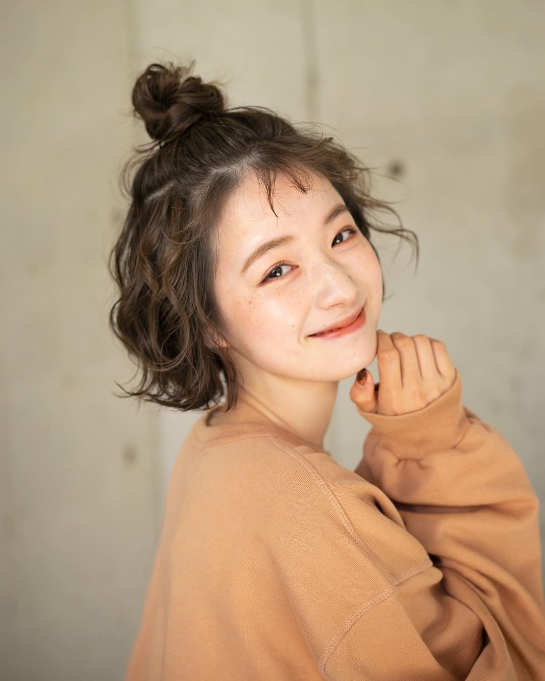 這款帶有層次感的小捲髮充滿活力感覺,簡單綁一個小包頭已經非常可愛