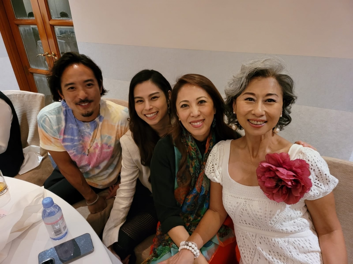 葉倩文還曬出與繼兒子林德信和歌手 Gin Lee 的照片