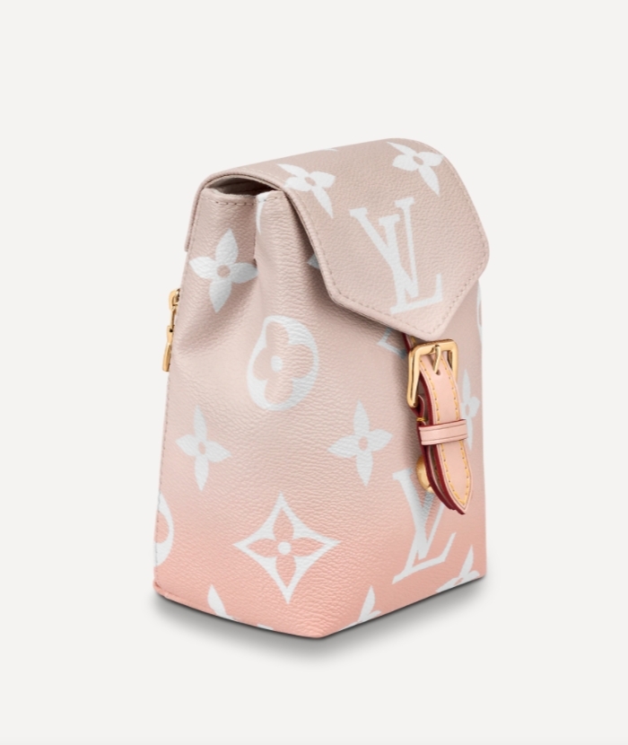 Tiny Backpack 配有可調節長度的可拆式肩帶,更可讓人隨意改成後背式、斜背式或是側背式,即使是自己加上 top handle 手挽也相當可愛~