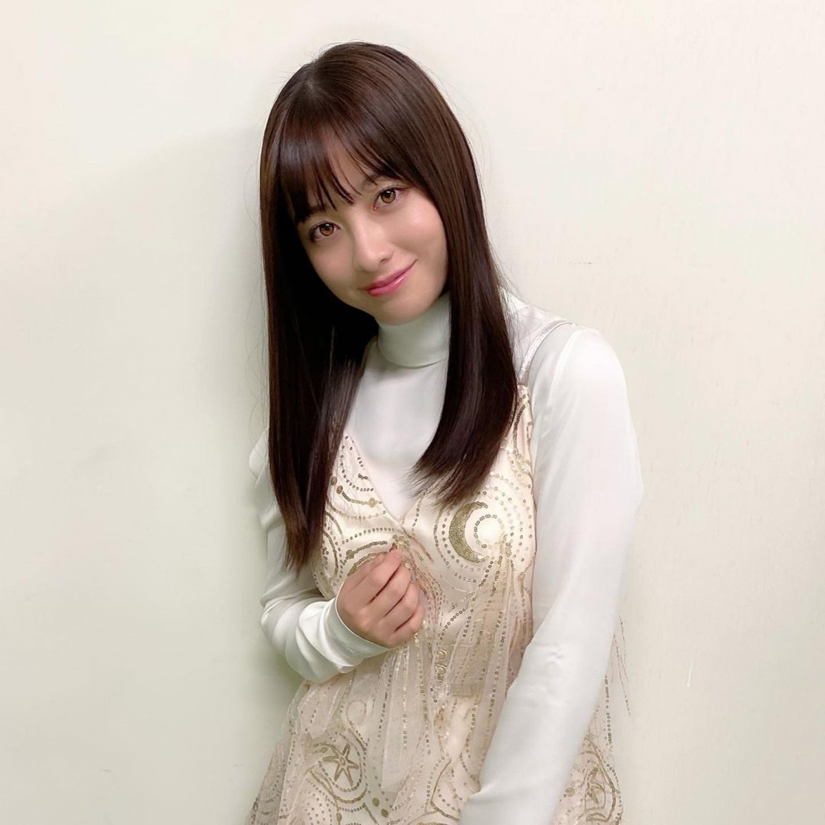 日本藝人橋本環奈被稱為「千年一遇美少女」,居然有一位素人竟和她大撞臉