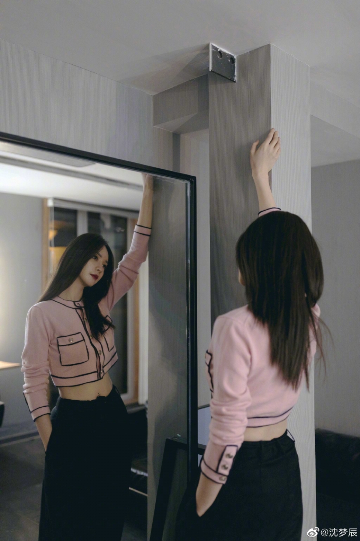 沈夢辰,就和 Jennie 穿著同一款的粉紅色 Chanel 開襟上衣。