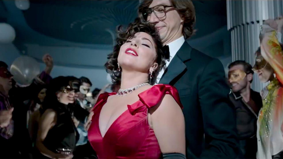 Lady Gaga有穿著超華麗的白色蕾絲透視裙子和紅色的晚裝裙