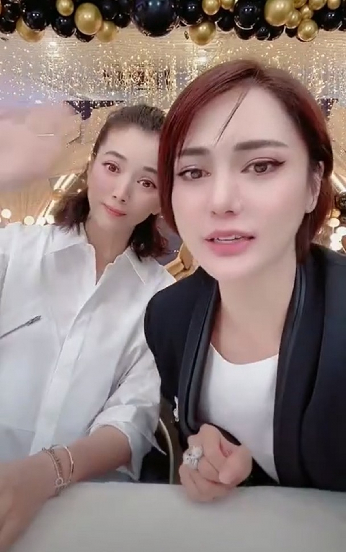 同樣被網民揶揄濾鏡太重手!袁詠儀直播時在鏡前的樣貌十分不自然