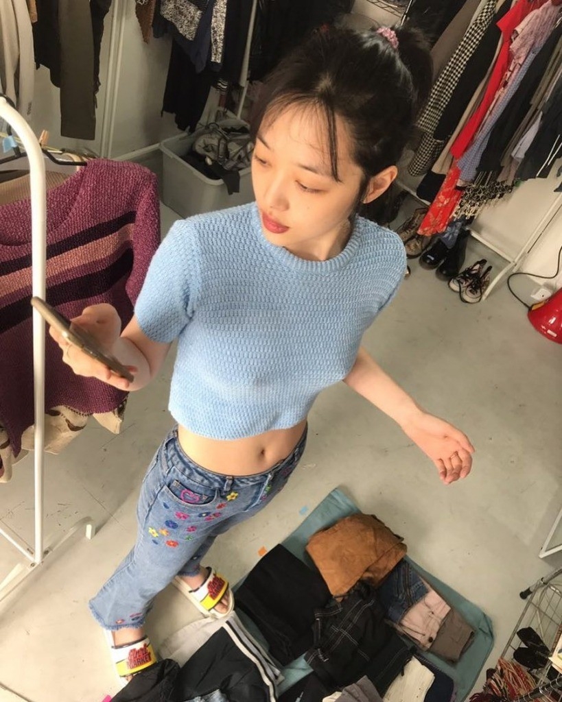 韓國已故女歌手雪莉(Sulli)曾在 IG 帳戶發布沒戴胸罩的相片而引關注
