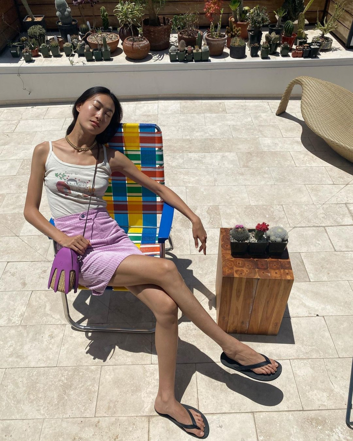 陳冠希老婆最愛在屋外躺在太陽椅上嘆世界，生活惬意悠然。