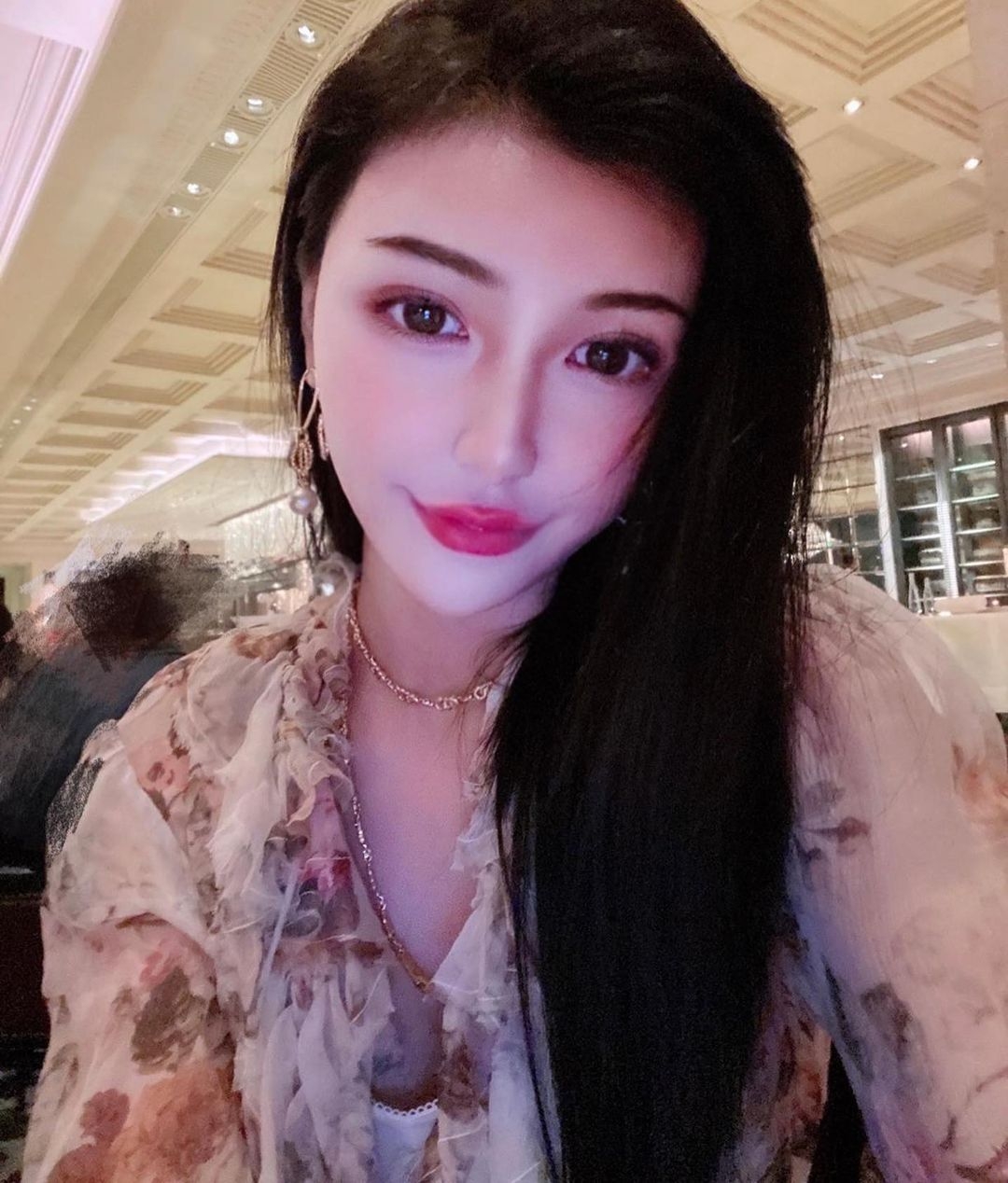 高鈞賢疑似女友吳玥彤似乎曾有意在娛樂圈發展,在 2019 年參選過港姐