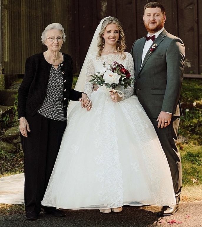 美國一位23歲的新娘在結婚當日穿上了88歲祖母當年結婚時所穿著的婚紗出嫁