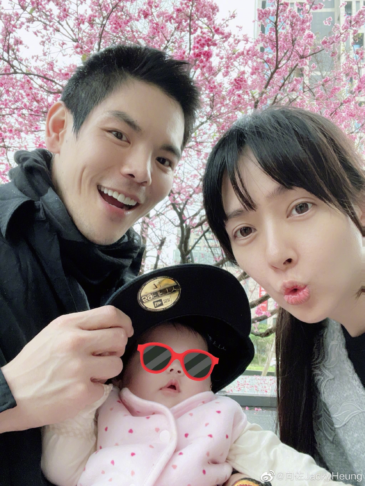向佐在微博分享與老婆的合照放閃,表示:「期待下一個寶寶!」