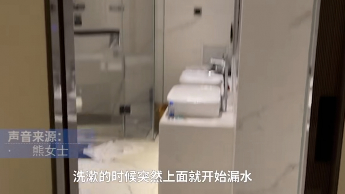 後來事件在網上傳開引起了網民關注,酒店才發佈致歉信。