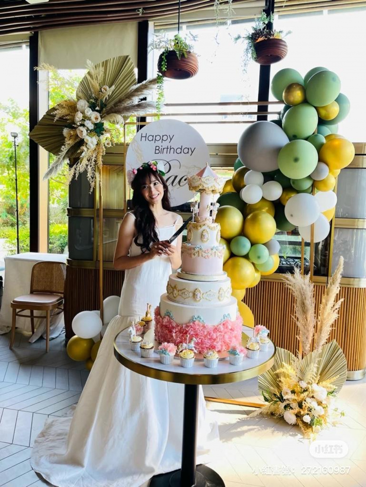 吳佩慈除了在漂亮的布景版跟各人拍照留念,同時亦準備了一個5層高的木馬造型蛋糕