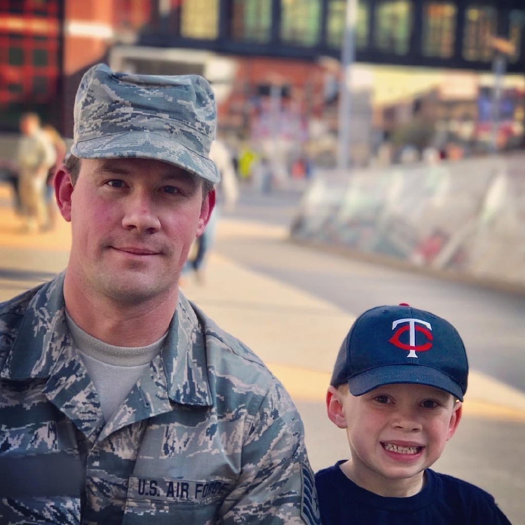 Gavin 的媽媽 Kate Thomas 曾經在接受訪問時提到,Gavin 那個深受全球網民的尷尬笑容,最大特色就是突然出現,然後瞬間消失!