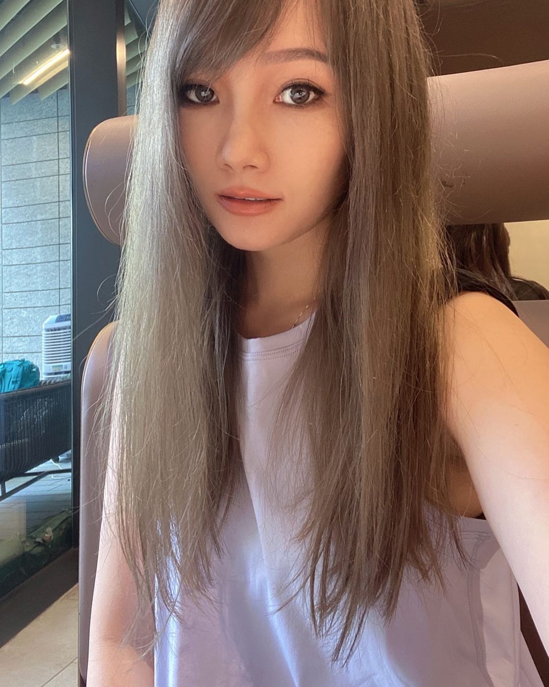 雖然該女子於合照中戴著口罩,不過眼利網民很快就洞悉到原來柳爺的新女友原來正正是香港女子跳高運動員楊文蔚的經理人Grace Mak!